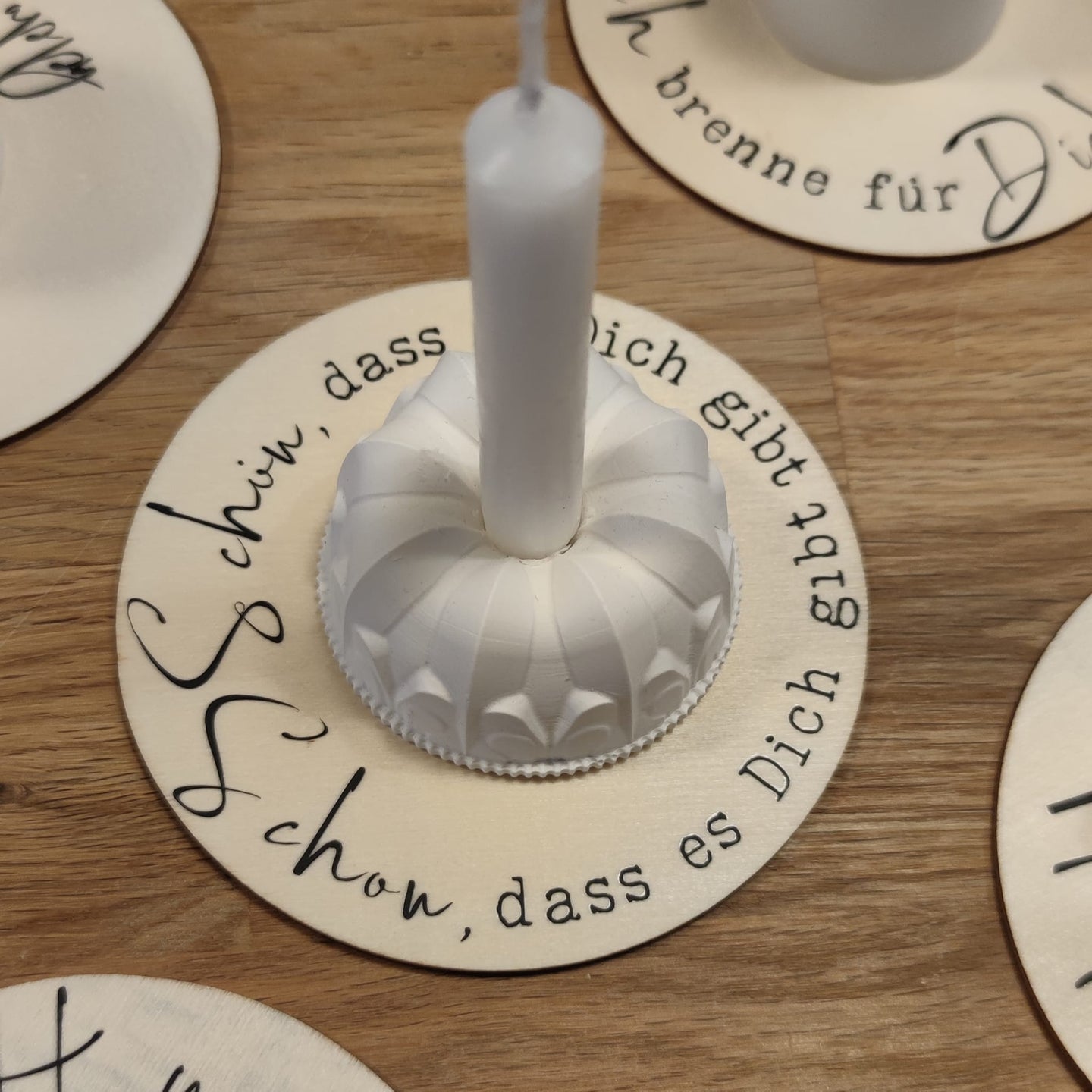 Elegant gestalteter Kerzenständer mit schöner Beschriftung, kreiert mit der Plotterdatei '35 Sprüche gebogen' von easy-sticks.