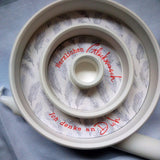 Eleganter weißer Dekorationsartikel mit festlichem Text, gestaltet mit der Plotterdatei '35 Sprüche gebogen' von easy-sticks.
