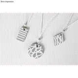 Kreatives Schmuckset von easy-sticks mit verschiedenen formschnittenden Anhängern. Stripes, florale Muster und trendy Designs auf einem weißen Hintergrund.