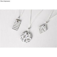 Kreatives Schmuckset von easy-sticks mit verschiedenen formschnittenden Anhängern. Stripes, florale Muster und trendy Designs auf einem weißen Hintergrund.