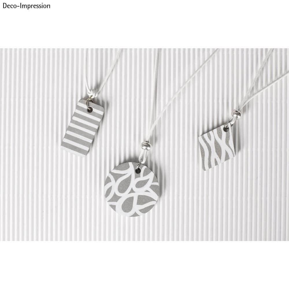 Kreatives Schmuckset von easy-sticks mit verschiedenen formschnittenden Anhängern. Stripes, florale Muster und trendy Designs auf einem weißen Hintergrund.