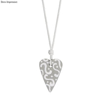 Eine stilvolle Herzanhänger von Rayher Gießform, gefertigt aus grauem Material mit einem eleganten weißen Muster, ideal für kreative Schmuckprojekte von easy-sticks.