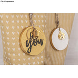 Dekorative Geschenkanhänger aus der Silikonform von easy-sticks: Individuell gestaltete Anhänger mit textlicher Verzierung aus Acryl.