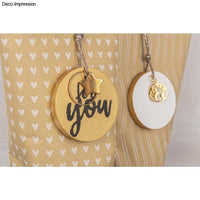 Dekorative Geschenkanhänger aus der Silikonform von easy-sticks: Individuell gestaltete Anhänger mit textlicher Verzierung aus Acryl.