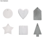 Fertige Deko-Anhänger aus der Silikonform von easy-sticks: Herz, Stern und Baum aus transparentem Gießharz für kreative Bastelprojekte.