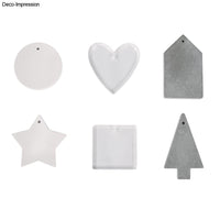 Fertige Deko-Anhänger aus der Silikonform von easy-sticks: Herz, Stern und Baum aus transparentem Gießharz für kreative Bastelprojekte.