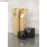 Präsentierte Geschenkpäckchen mit Anhängern aus der Dekoform von easy-sticks: Kreative Geschenkverpackungen für besondere Anlässe.