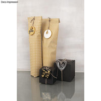 Präsentierte Geschenkpäckchen mit Anhängern aus der Dekoform von easy-sticks: Kreative Geschenkverpackungen für besondere Anlässe.