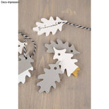 Herbstliche Deko-Anhänger in Grau und Weiß, aus einer Silikon-Gießform von easy-sticks, ideal für kreative Bastelprojekte und Dekoration.