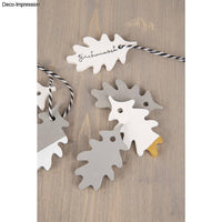 Herbstliche Deko-Anhänger in Grau und Weiß, aus einer Silikon-Gießform von easy-sticks, ideal für kreative Bastelprojekte und Dekoration.