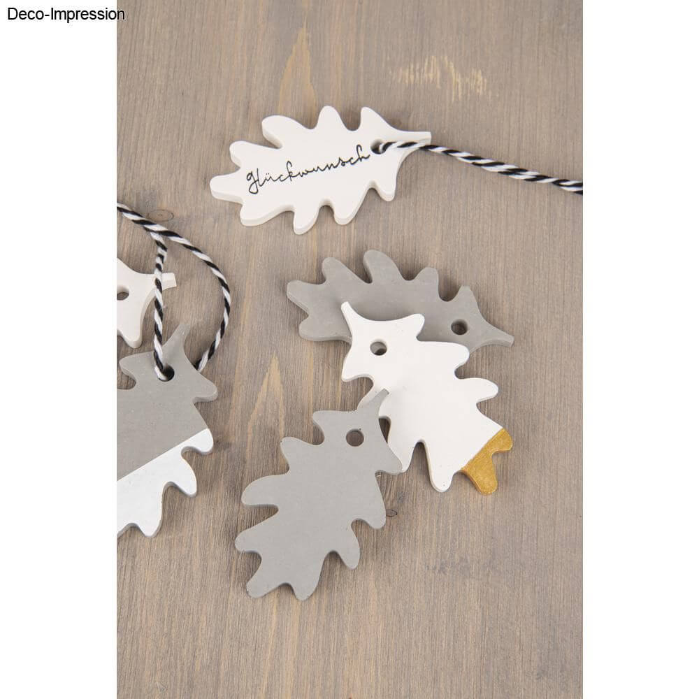 Herbstliche Deko-Anhänger in Grau und Weiß, aus einer Silikon-Gießform von easy-sticks, ideal für kreative Bastelprojekte und Dekoration.