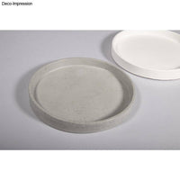 Rayher Silikon Gießform Untersetzer Rund ø 17cm x H 2,1cm von easy-sticks - Nahaufnahme eines grauen Untersetzers neben einem weißen, ideal für kreative Bastelideen.