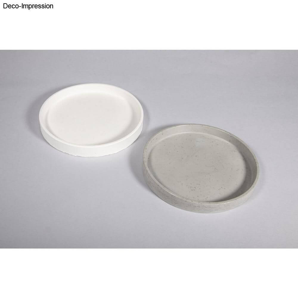 Rayher Silikon Gießform Untersetzer Rund ø 17cm x H 2,1cm von easy-sticks - Vergleich von zwei Untersetzern in Weiß und Grau, perfekt für moderne Dekoration.