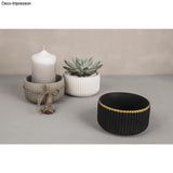 Kreative Tischdekoration mit der Silikonform - Schale geriffelt von easy-sticks, zeigt verschiedene verzierten Schalen und Pflanzen.