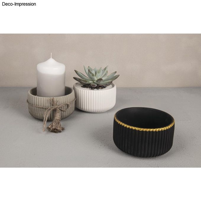 Kreative Tischdekoration mit der Silikonform - Schale geriffelt von easy-sticks, zeigt verschiedene verzierten Schalen und Pflanzen.