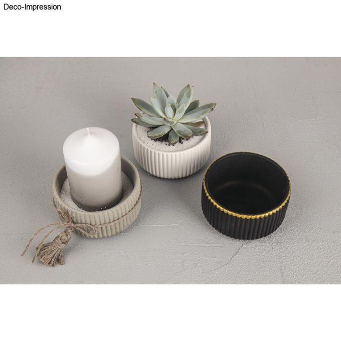 Dekorative Anordnung von Kerzen und Pflanzen in Silikon-Schatullen, inspiriert von der Silikonform - Schale geriffelt von easy-sticks.