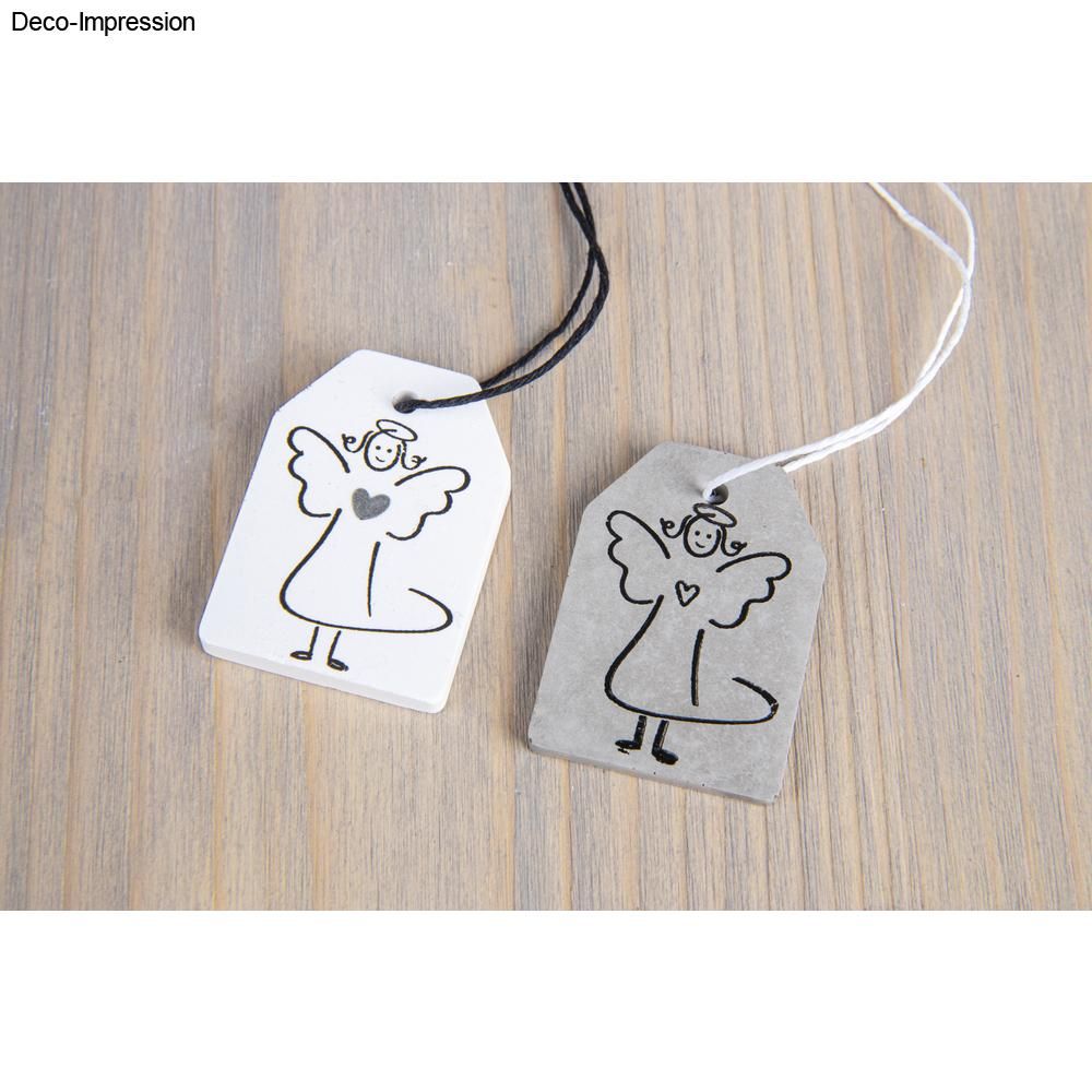 Zwei Anhänger in Form von Etiketten aus der Silikon Gießform Mini-Anhänger von easy-sticks, einer mit einem Engelmotiv.