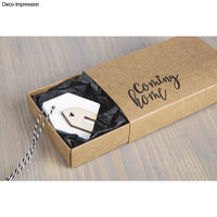 Schöne Geschenkverpackung mit einem Mini-Anhänger in Form eines Hauses von easy-sticks, ideal für kreative Dekorationen und personalisierte Geschenke.