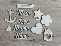 Vielfalt an Holzformen, einschließlich der Worte "Moin", "Love", "Mama" und "Home" aus den Ausstechern "3 & 4mm Ausstecher Home, Moin, Herz, Mama, Love" von easy-sticks. Perfekt für kreative Bastelideen.