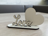 Stylisches Holzschild mit dem Schriftzug "Love" aus den Ausstechern "3 & 4mm Ausstecher Home, Moin, Herz, Mama, Love" von easy-sticks. Ideal für persönliche Dekoration.