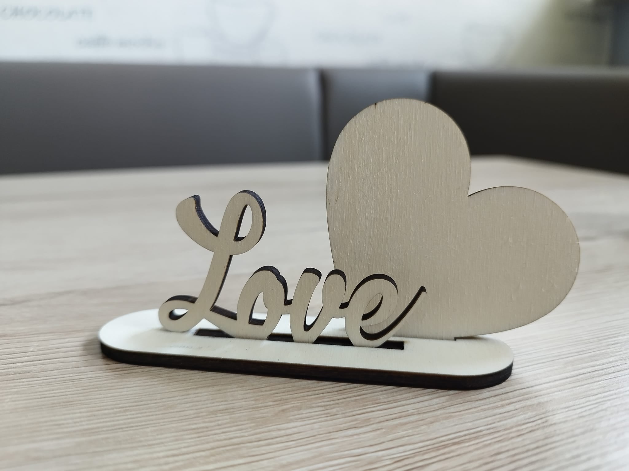Stylisches Holzschild mit dem Schriftzug "Love" aus den Ausstechern "3 & 4mm Ausstecher Home, Moin, Herz, Mama, Love" von easy-sticks. Ideal für persönliche Dekoration.