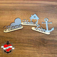 Drei dekorative Holzfiguren mit den Schriftzügen 'Mama', 'Home' und 'Love', eine kreative Idee für DIY-Projekte von easy-sticks – 3 & 4mm Ausstecher Home, Moin, Herz, Mama, Love - Laserdatei.
