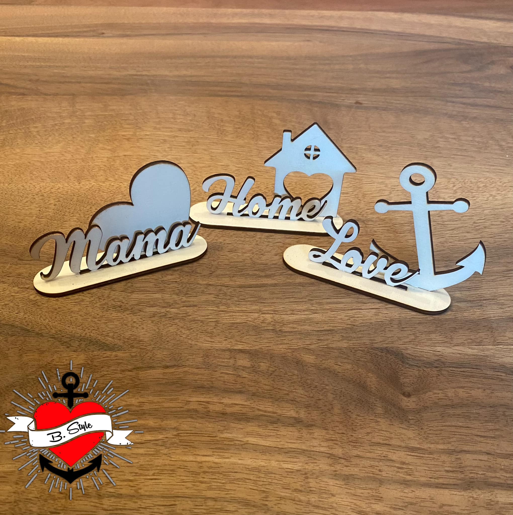 Drei dekorative Holzfiguren mit den Schriftzügen 'Mama', 'Home' und 'Love', eine kreative Idee für DIY-Projekte von easy-sticks – 3 & 4mm Ausstecher Home, Moin, Herz, Mama, Love - Laserdatei.