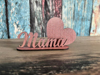 Holzstück mit dem Schriftzug 'Mama' kombiniert mit einem Herz, perfekt für persönliche Geschenke von easy-sticks – 3 & 4mm Ausstecher Home, Moin, Herz, Mama, Love - Laserdatei.