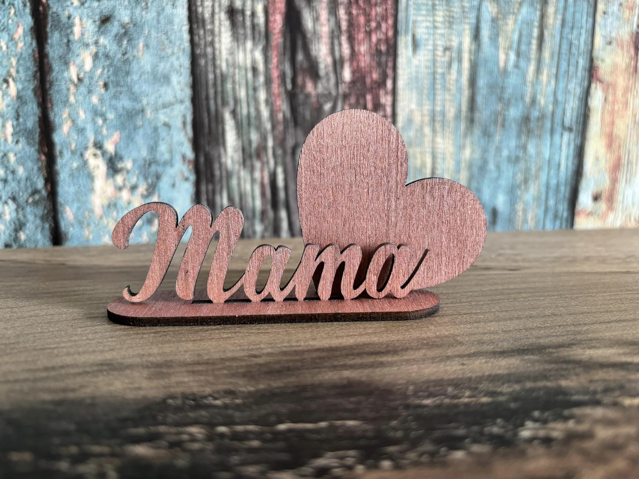 Holzstück mit dem Schriftzug 'Mama' kombiniert mit einem Herz, perfekt für persönliche Geschenke von easy-sticks – 3 & 4mm Ausstecher Home, Moin, Herz, Mama, Love - Laserdatei.