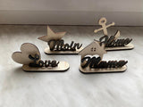 Set aus Holzfiguren mit den Schriftzügen 'Moin', 'Home', 'Mama' und 'Love', ideal für DIY-Projekte von easy-sticks – 3 & 4mm Ausstecher Home, Moin, Herz, Mama, Love - Laserdatei.