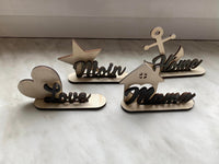 Set aus Holzfiguren mit den Schriftzügen 'Moin', 'Home', 'Mama' und 'Love', ideal für DIY-Projekte von easy-sticks – 3 & 4mm Ausstecher Home, Moin, Herz, Mama, Love - Laserdatei.