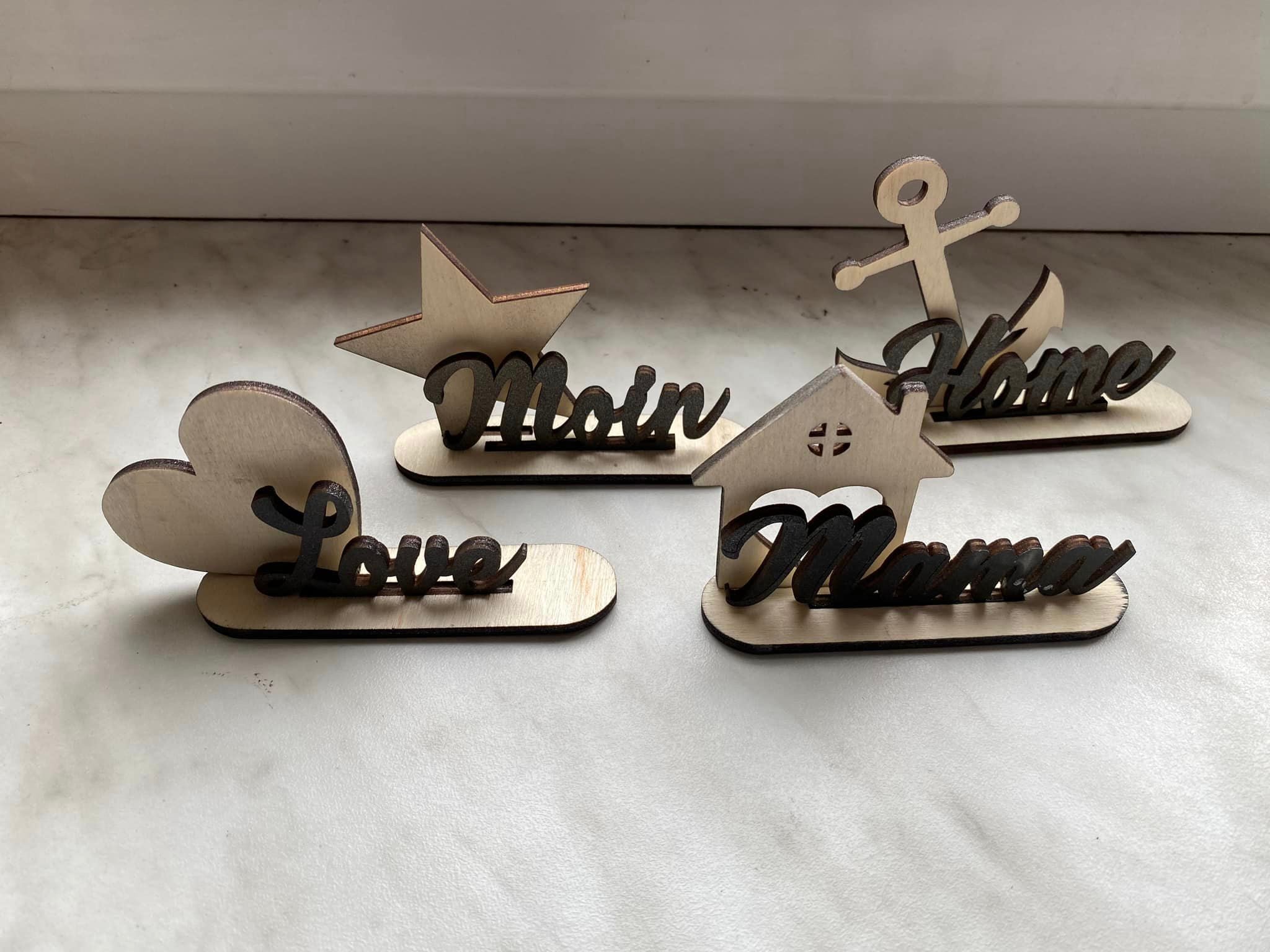 Set aus Holzfiguren mit den Schriftzügen 'Moin', 'Home', 'Mama' und 'Love', ideal für DIY-Projekte von easy-sticks – 3 & 4mm Ausstecher Home, Moin, Herz, Mama, Love - Laserdatei.