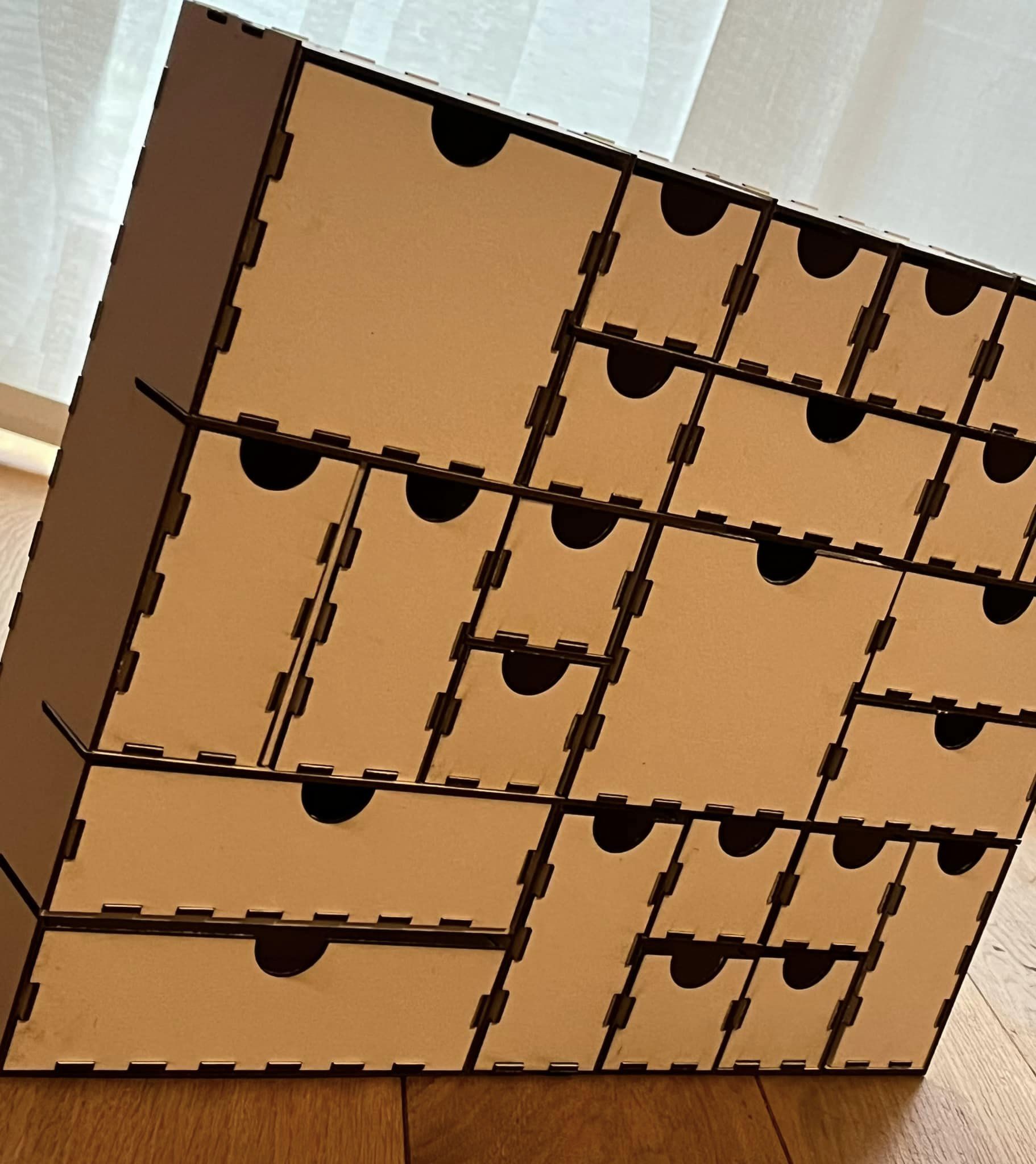 Minimalistischer 3 mm Adventskalender mit 24 Schubladen von easy-sticks, zeigt die ungestaltete Holzoberfläche für kreative Projekte.