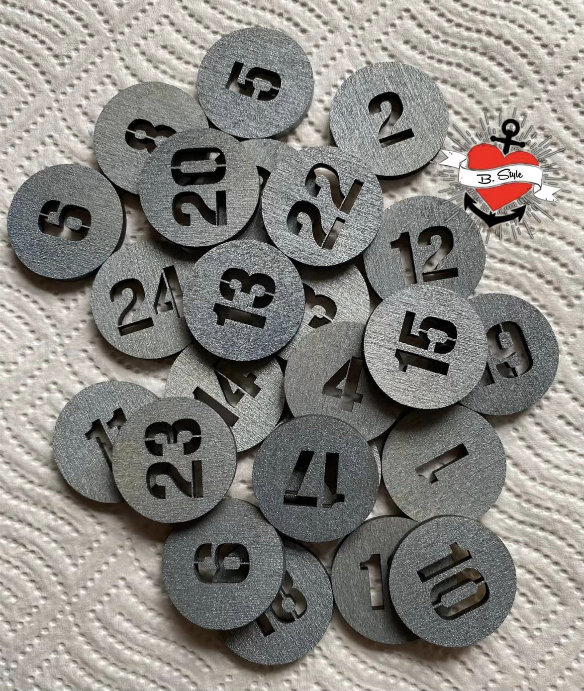 Detailansicht der nummerierten grauen Plättchen für den 3 mm Adventskalender von easy-sticks, ideal zur Personalisierung der 24 Schubladen.