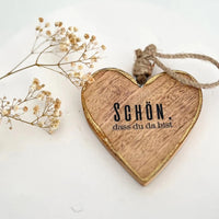 Holzherz mit der Aufschrift 'SCHÖN, dass du da bist', als dekoratives Accessoire von easy-sticks.