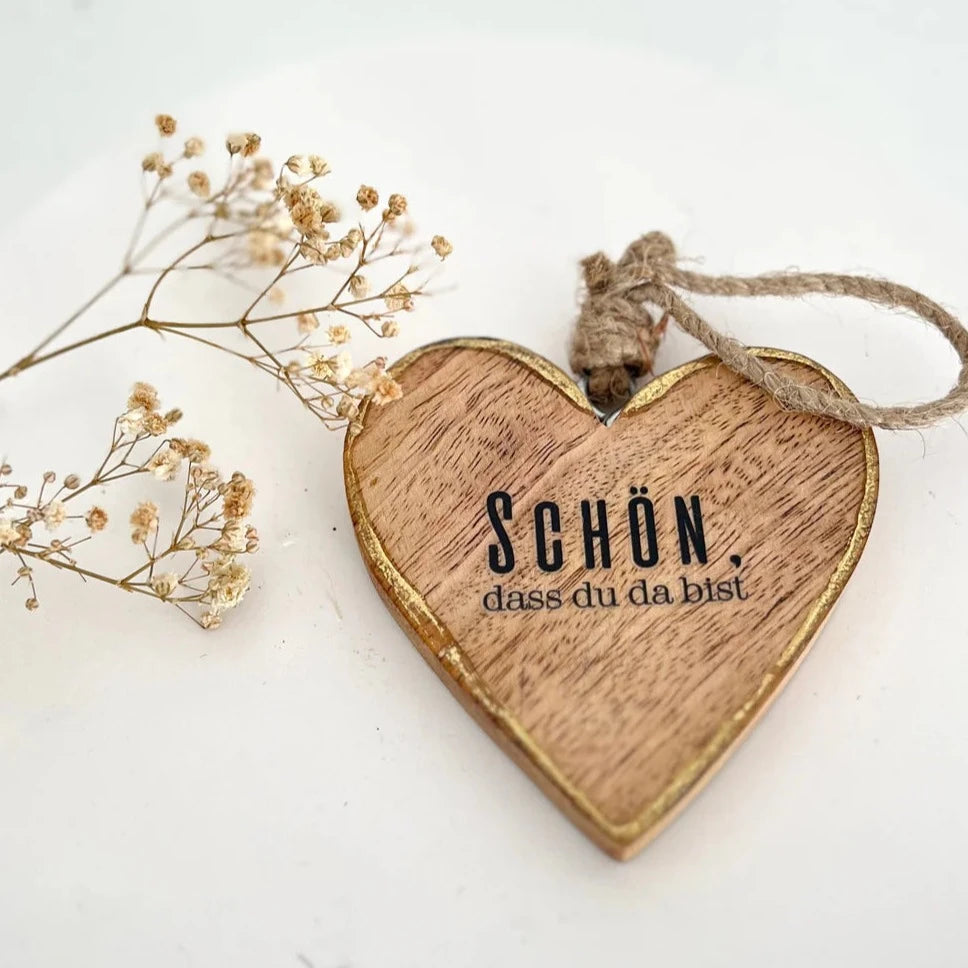 Holzherz mit der Aufschrift 'SCHÖN, dass du da bist', umgeben von Trockenblumen, ideal als Dekoration oder Geschenk, von easy-sticks, Rub on UV Sticker randlos Muttertag A5.