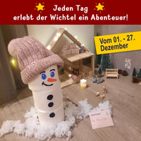 Wichtel baut einen Schneemann in einer festlichen Szene mit dem Hinweis auf tägliche Abenteuer – Wichtelbriefe mit Zubehör von easy-sticks.