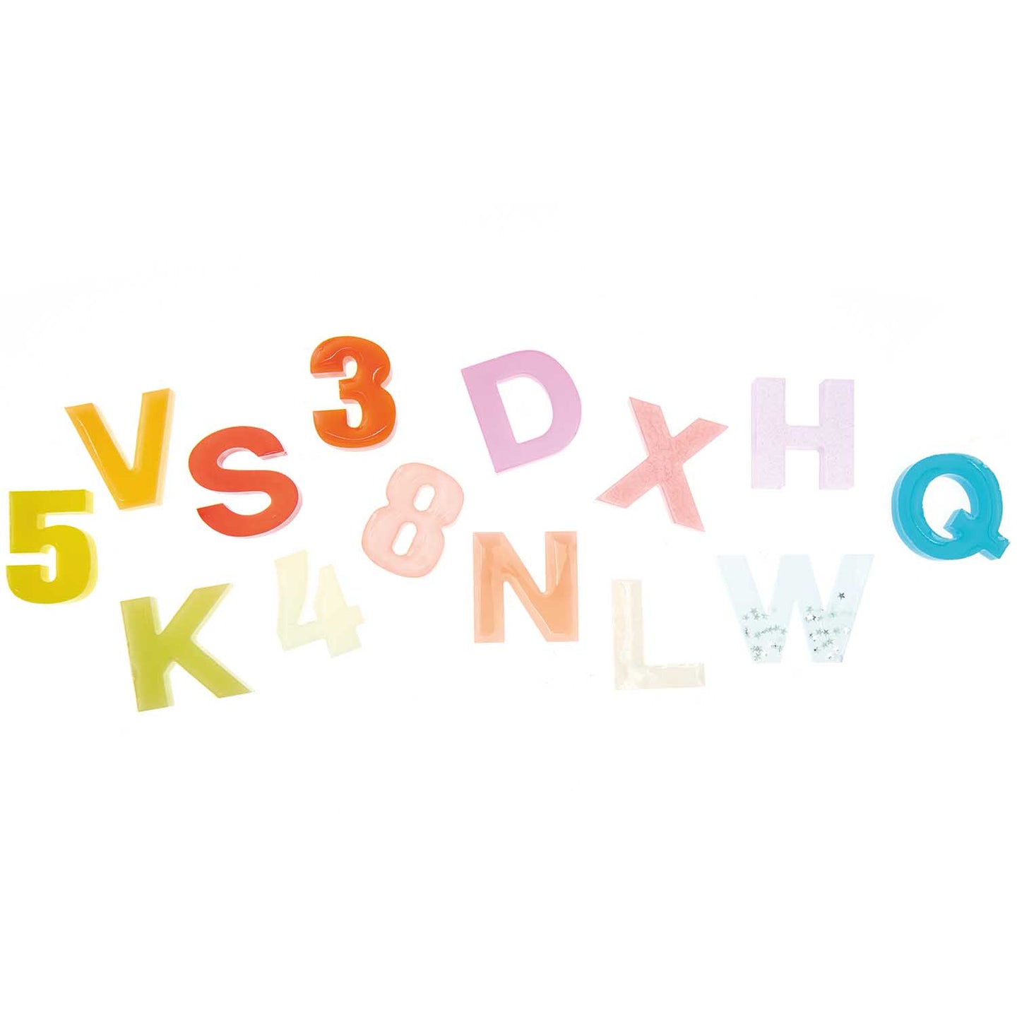 Farbige Buchstaben und Zahlen aus Silikon von easy-sticks, dargestellt in verschiedenen Farben, perfekt für Bastelarbeiten mit der Silikon Gießform Alphabet und Zahlen.
