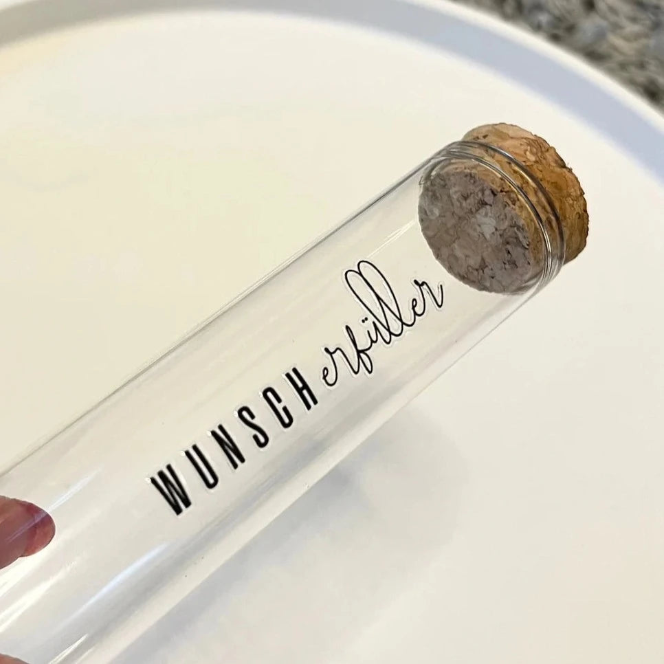 Glaskolben mit Korkverschluss, beschriftet mit 'WUNSCHerfüller', ideal für kreative Aufbewahrungslösungen von easy-sticks.