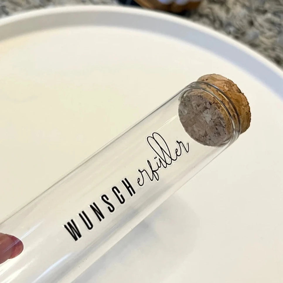 Glasröhre mit Korkverschluss und dem Aufdruck 'Wunscherfüller', geeignet für kreative DIY Projekte, von easy-sticks, Rub on UV Sticker randlos Muttertag A5.