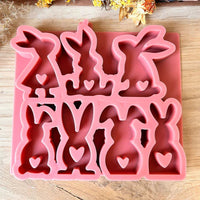 Silikonform - Hasenbande mit Herzen von Easy-Sticks, zeigt eine kreative Silikonform mit mehreren Hasen in verschiedenen Positionen und Herzmotiven.