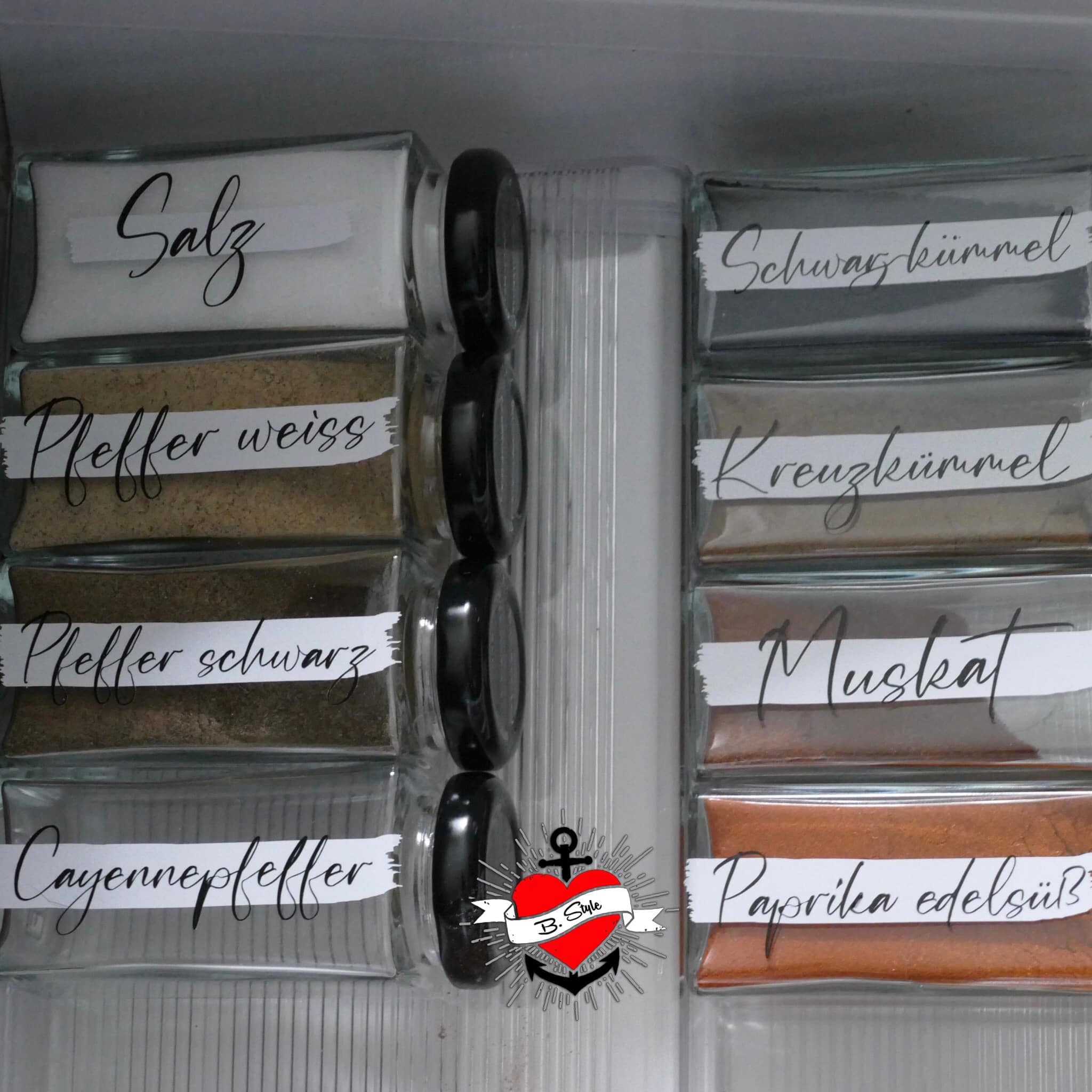 Gläser mit Gewürzen wie Salz und Pfeffer, stilvoll etikettiert, inspiriert durch die 89 Gewürze A-Z Laserdatei von easy-sticks.