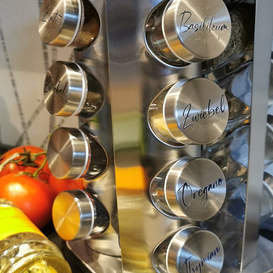 Moderne Gewürzdosen, personalisiert mit der "89 Gewürze A-Z" Laserdatei von easy-sticks. Stilvolle Aufbewahrung für Gewürze in der Küche.