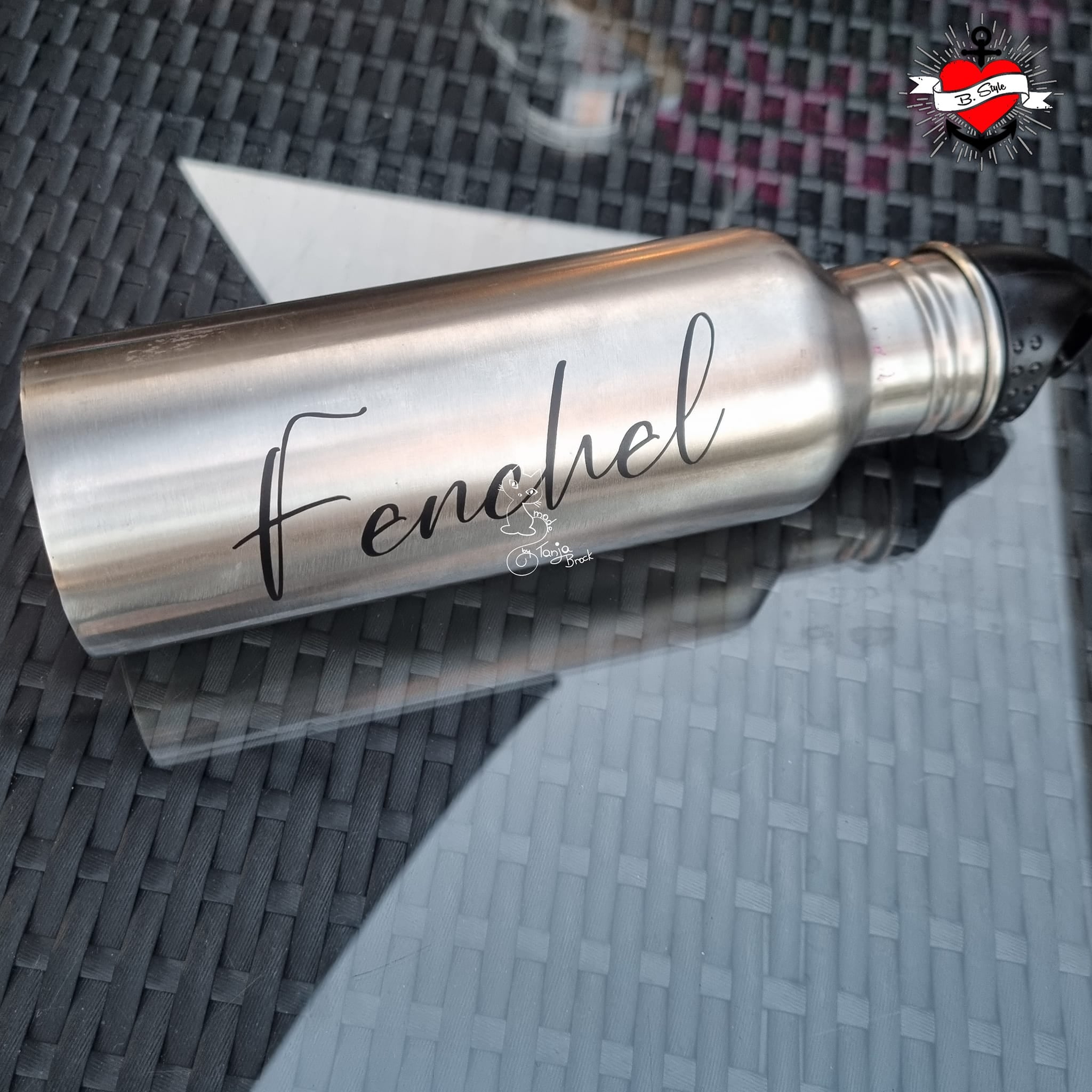Edelstahl-Trinkflasche mit dem eingeätzten Schriftzug "Fenchel", perfekt für personalisierte Geschenke und DIY-Projekte mit der 89 Gewürze A-Z Laserdatei von easy-sticks.