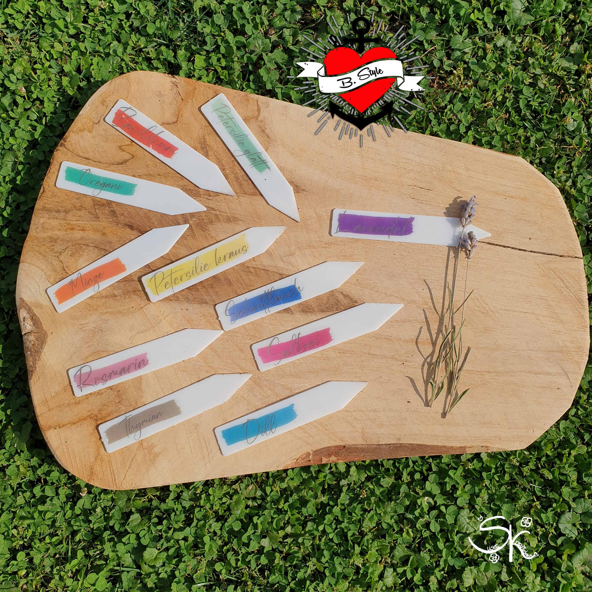 Kreative Verwendung der "89 Gewürze A-Z" Laserdatei von easy-sticks. Schön gestaltete Namensschilder für verschiedene Kräuter, ideal für Garten- oder Küchendekoration.