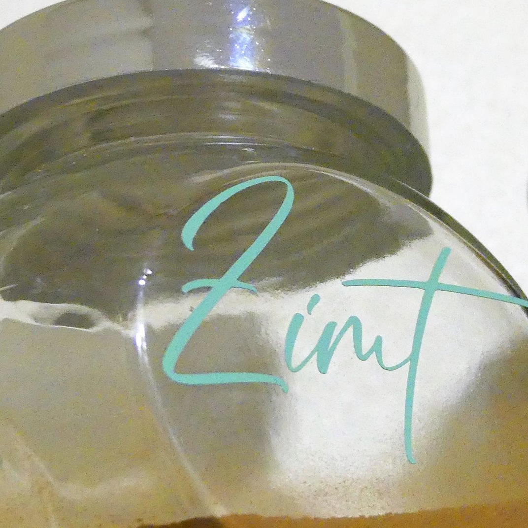 Ein Gewürzglas beschriftet mit "Zimt", elegant dekoriert, unter Verwendung der 89 Gewürze A-Z Laserdatei von easy-sticks.