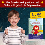 Ein fröhlicher Junge mit einem breiten Lächeln zeigt begeistert seine Hände, während er im Hintergrund von einem glitzernden, winterlichen Szenario umgeben ist. Im Vordergrund ist das Produkt 'Wichtelbriefe Mit Zubehör – 27 Abenteuer-Briefe für ein magisches 2. Wichteljahr zu Weihnachten' von easy-sticks abgebildet, das die Vorfreude auf die Adventszeit fördert.