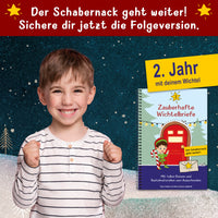 Ein fröhlicher Junge mit einem breiten Lächeln zeigt begeistert seine Hände, während er im Hintergrund von einem glitzernden, winterlichen Szenario umgeben ist. Im Vordergrund ist das Produkt 'Wichtelbriefe Mit Zubehör – 27 Abenteuer-Briefe für ein magisches 2. Wichteljahr zu Weihnachten' von easy-sticks abgebildet, das die Vorfreude auf die Adventszeit fördert.