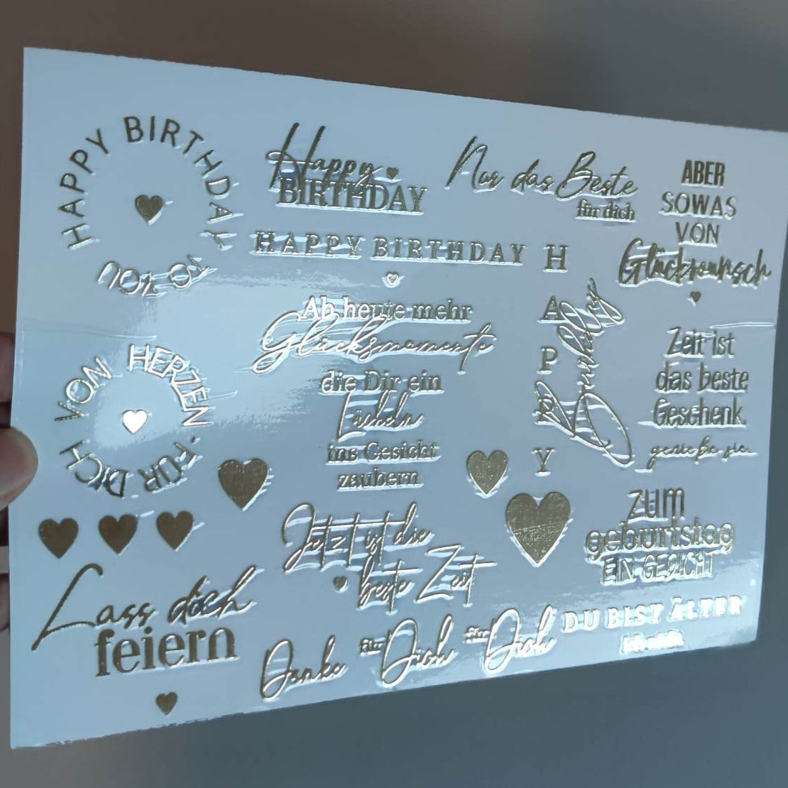 Goldene Happy Birthday Rub On UV Sticker randlos A5 von easy-sticks, handgehaltene Aufkleber mit inspirierenden Geburtstagsnachrichten und Herzgrafiken.