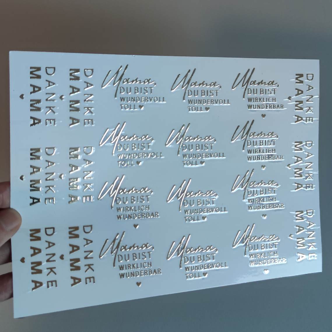 Elegante RUB ON UV Sticker in metallischem Gold von easy-sticks, die verschiedene liebevolle Sprüche für Mütter zeigen, perfekt für individuelle Bastelarbeiten.